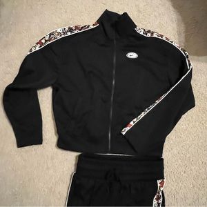 NIKE WOMENS 2pc set. Full zip top (medium); pants (small)